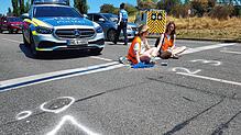 Regina Stephan (links) und Eileen Blum blockieren die Fahrbahn der Europastraße Richtung Schweiz. Nur Stephan &ndash; als Blockiererin ...