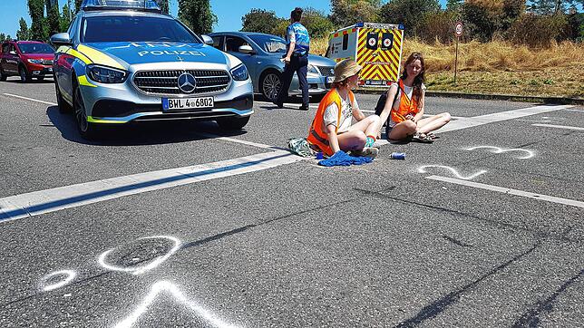 Regina Stephan (links) und Eileen Blum blockieren die Fahrbahn der Europastraße Richtung Schweiz. Nur Stephan &ndash; als Blockiererin ...