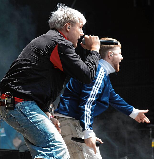 14 Uhr ist nomalerweise nicht die beste Zeit, um auf einem Festival zu spielen, doch die Dresdner Band 01099 performte vor mehr ...
