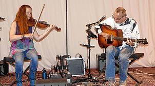 Gudrun Walther und Jürgen Treyz bescheren ihren Zuhörern Einblicke in die Volksmusik vergangener Jahrhunderte. Foto: Susanne Filz