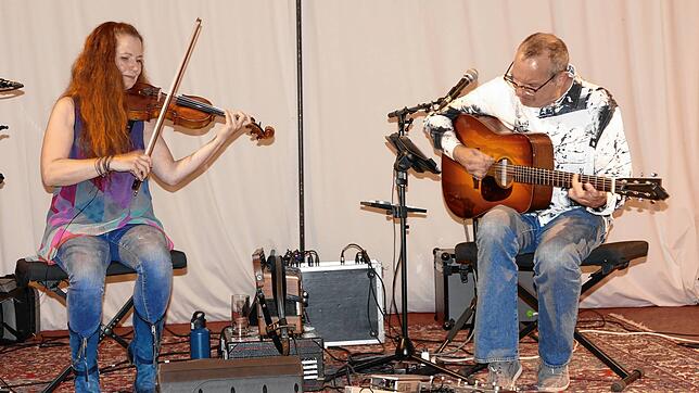 Gudrun Walther und Jürgen Treyz bescheren ihren Zuhörern Einblicke in die Volksmusik vergangener Jahrhunderte. Foto: Susanne Filz