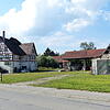 Rechts von dem Wohnhaus sollen demnächst sechs Mehrfamilienhäuser mit jeweils sechs Wohnungen entstehen. Der Ortschaftsrat befürwortete ...