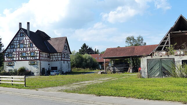 Rechts von dem Wohnhaus sollen demnächst sechs Mehrfamilienhäuser mit jeweils sechs Wohnungen entstehen. Der Ortschaftsrat befürwortete ...
