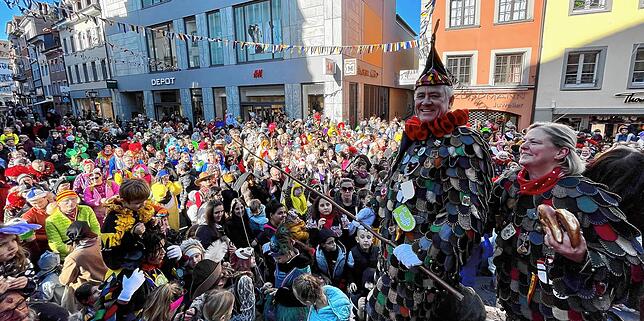 Großer Andrang auf der Marktstätte: Das traditionelle Wurstschnappen am Rosenmontag, 20. Februar, wollten sich viele Konstanzer nicht ...