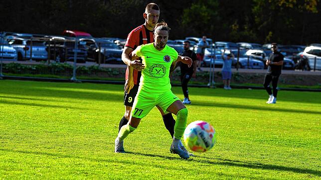Felix Fehrenbach vom FC Königsfeld (rot) und Volkan Bak vom TSV Singen (gelb) schossen beide ein Tor. Die Partie endete 3:2 für den TSV ...