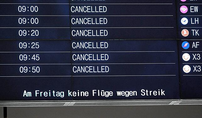 Auf einer Anzeigetafel auf dem Flughafen Stuttgart werden im März 2023 gestrichene Flüge angezeigt. Aufgrund eines Verdi Streiks sind ...