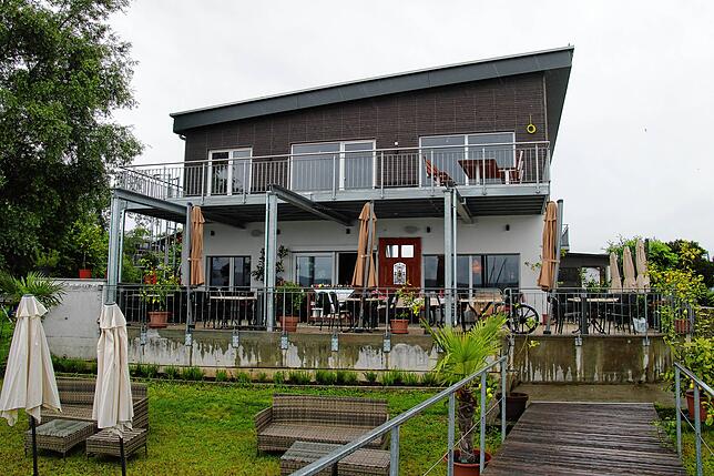 Bei gutem Wetter ist auf der Terrasse Platz für rund 60 Personen.