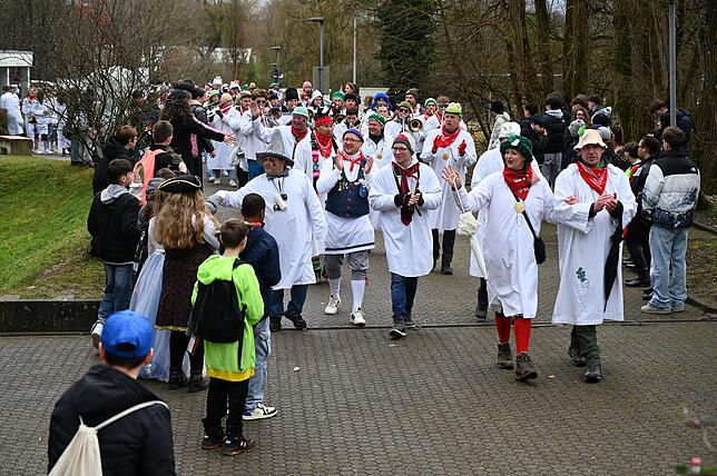 Einmarsch der Räbenheimer Narren bei der Hauptschule am Rathaus zur Befreiung der Schüler. Rechts Narrenpräsident „Tobias, der Erste vom ...