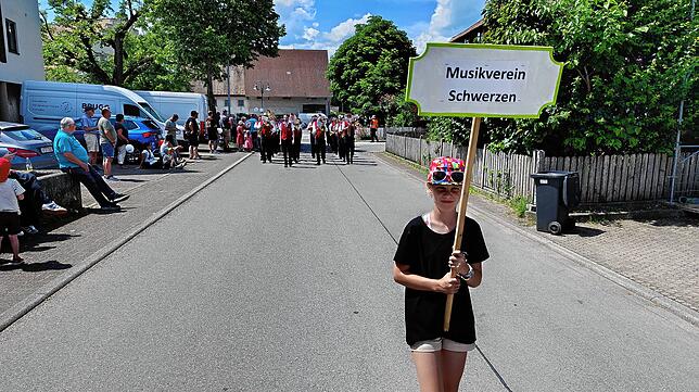 Bild 4: Großer Festumzug am Gmeindshus Oberlauchringen
