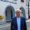 Manfred Ossola hat pünktlich zum Start der Bewerbungsfrist seine Kandidatenunterlagen im Rathaus von Aach eingeworfen.