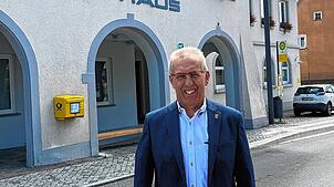 Manfred Ossola hat pünktlich zum Start der Bewerbungsfrist seine Kandidatenunterlagen im Rathaus von Aach eingeworfen.