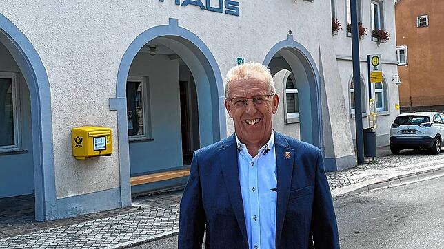 Manfred Ossola hat pünktlich zum Start der Bewerbungsfrist seine Kandidatenunterlagen im Rathaus von Aach eingeworfen.