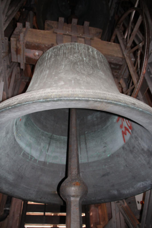 Die mächtige Glocke mit einem Durchmesser von fast zwei Metern hängt im Nordturm, über ihr hängt die zweitgrößte Glocke des ...