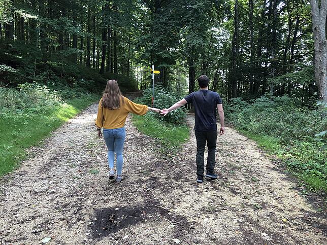 Zwei Menschen in einer Partnerschaft gehen in verschiedene Richtungen. (Szene nachgestellt)