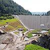 Blick auf die Jahrhundertbaustelle: Links das Durchflussbauwerk, durch das die Wehra geleitet wird. Vorne der mächtige Damm.