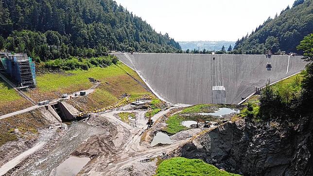 Blick auf die Jahrhundertbaustelle: Links das Durchflussbauwerk, durch das die Wehra geleitet wird. Vorne der mächtige Damm.