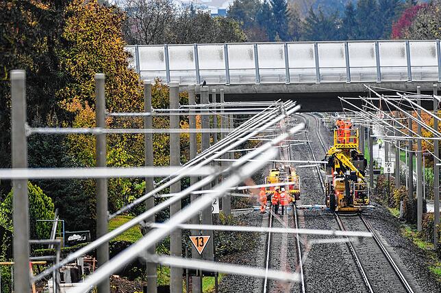Die Südbahn zwischen Ulm und Bodensee ist bereits elektrisch. Unser Bild zeigt, wie im Oktober 2020 Arbeiter die Oberleitungen an der ...