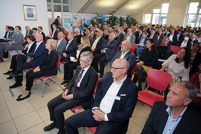 Blick in einen vollen Saal: Vorne von rechts Uwe Staudenmaier, Jürgen Gulde und Walter Breyer.