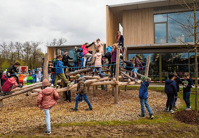 Spiel und Spaß gehören dazu: In der ersten großen Pause eroberten die Schüler das Spielareal samt Klettergerüst im Außenbereich der ...
