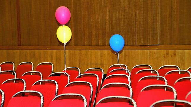 Die Eltern hatten sich mehr von ihrem Protest erhofft, doch zurück bleiben nur ein paar einsame Luftballons &ndash; und höhere ...