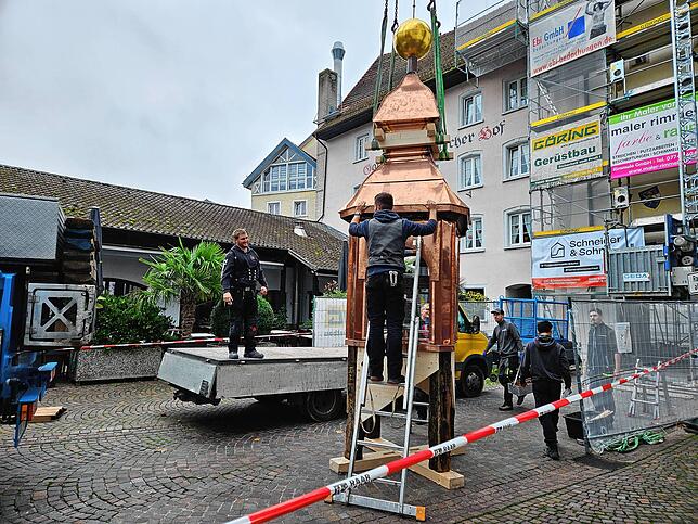 Bild 3: Der neue Glockenturm ist da! Historische Konstruktion frisch renoviert und wieder an Ort und Stelle