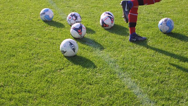 Ein Symbolbild: Nach dem dramatischen Vorfall auf dem Meersburger Fußballplatz, bei dem ein Jugend-Spieler mit einem Klappmesser auf ...