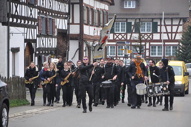 Lautstark zog der schwarze Block &bdquo;08/15 Band&ldquo; zum Zunfthaus.
