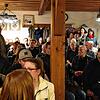 Der Dorfgemeinschaftsraum in Deisendorf war übervoll. Viele Bürger interessierten sich für den möglichen Grundstückstausch und ...