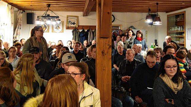Der Dorfgemeinschaftsraum in Deisendorf war übervoll. Viele Bürger interessierten sich für den möglichen Grundstückstausch und ...