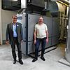 Sie wissen, wo man Energie sparen kann: Werner Wohner (links) und Michael Schwarz vor dem Blockheizkraftwerk im Rathaus.