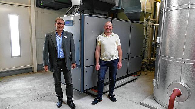 Sie wissen, wo man Energie sparen kann: Werner Wohner (links) und Michael Schwarz vor dem Blockheizkraftwerk im Rathaus.