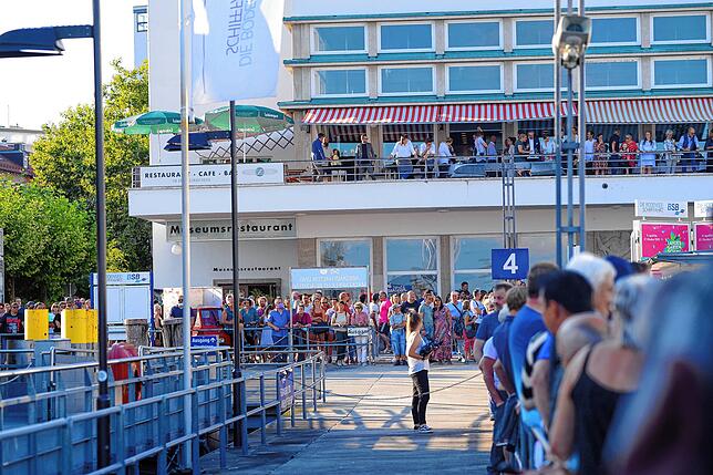 Etliche Schaulustige kamen an den Pier, um beim Boarding dabei zu sein.