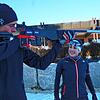 Jonathan Fischer und Sigrun Hannes mit ersten Schussversuchen. Die Sportwissenschaftlerin gibt zu Beginn immer eine gründliche Einweisung.
