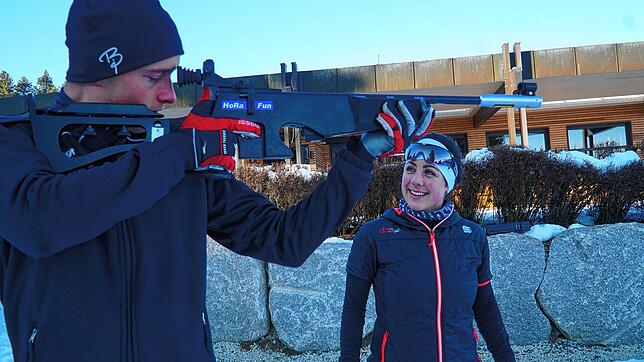 Jonathan Fischer und Sigrun Hannes mit ersten Schussversuchen. Die Sportwissenschaftlerin gibt zu Beginn immer eine gründliche Einweisung.