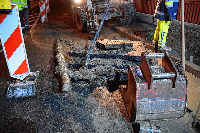 Bild 1: Bilder von der nächtlichen Reparatur eines Wasserrohrbruchs in der Goethestraße