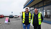Maschinist Valentin Gießler und Schiffsführer Markus Bauhofer (von links) erleben einen ruhigen Streiktag am Fähranleger in Meersburg.