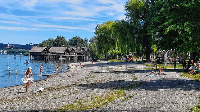 Der Naturstrand in Unteruhldingen in Sichtweite der Pfahlbauten und der Basilika Birnau lockt in jedem Sommer zahlreiche Gäste an.