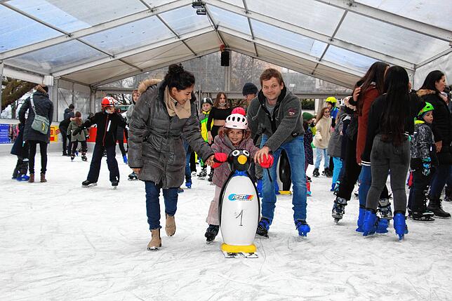 Viel Spaß auf der Eisbahn hatten vor zwei Jahren (von links) Eliza Pungg, Liv Gerland und Michael Gerland.