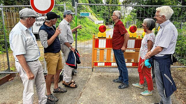 Diese sechs Konstanzer kämpfen dafür, dass die Hoheneggstraße bald wieder geöffnet wird: (von links) Manfred Riedle, Lutz Krause, ...