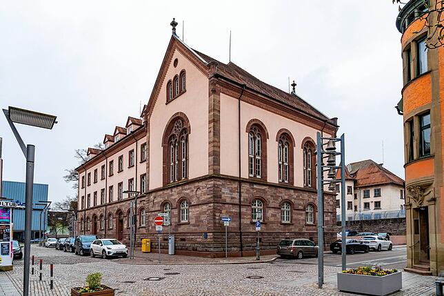 Blick auf das bisherige Hauptgebäude des Amtsgerichts in Villingen in der Niederen Straße – hier im April 2023. Es wurde Mitte des 19. ...