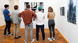 Damit die Exponate in der Kreisgalerie im Schloss Meßkirch ins rechte Licht gerückt werden, braucht es eine intakte Beleuchtung. Hierfür ...