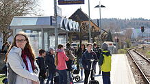 Warten, warten, warten – ein voller Bahnsteig und leere Gleise: Am Donnerstag kam es auf der Seehäsle-Strecke zwischen Stockach und ...