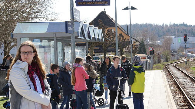 Warten, warten, warten – ein voller Bahnsteig und leere Gleise: Am Donnerstag kam es auf der Seehäsle-Strecke zwischen Stockach und ...