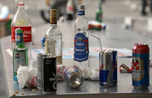 Gerade die Pubertät ist eine schwierige Phase: Alkohol schmeckt den jungen Erwachsenen nicht unbedingt, wirkt aber enthemmend, ...