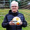Konrad Matheis, Vorsitzender des Fußball-Bezirks Bodensee, auf dem Sportplatz in Sauldorf.