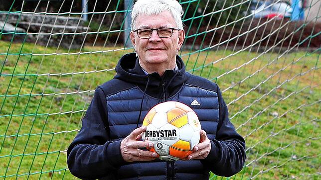 Konrad Matheis, Vorsitzender des Fußball-Bezirks Bodensee, auf dem Sportplatz in Sauldorf.