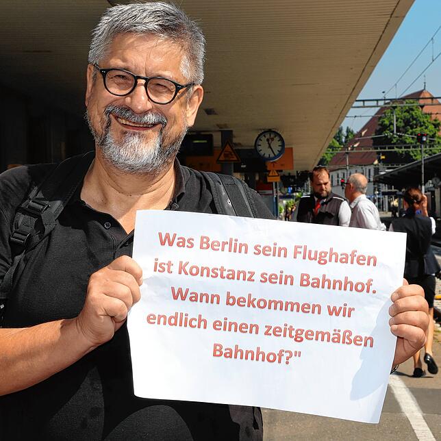 2018 beim Protest gegen die Deutsche Bahn in Konstanz: Günter Beyer-Köhler setzt am Rande des Spatenstichs für den barrierefreien Ausbau ...