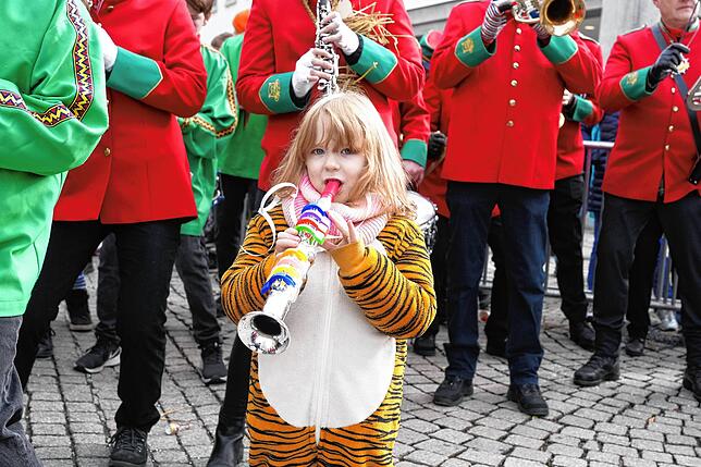 Bild 6: Schlussappell der Katzenmusik am Latschariplatz