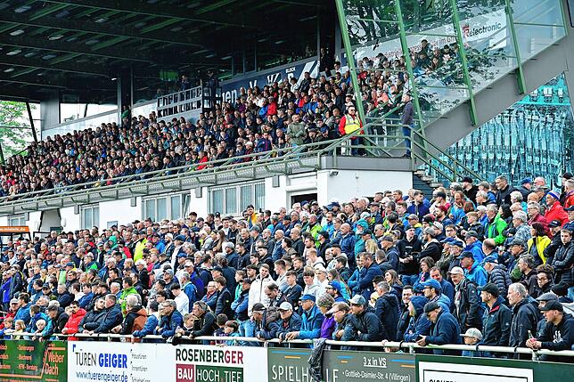 Bild 3: So feiern die Fans den Aufstieg des FC 08 Villingen