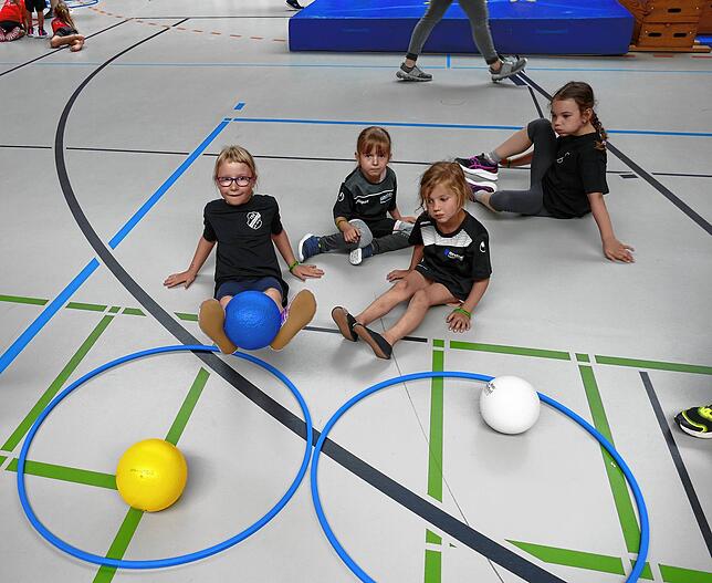 Gekonnt manövriert Hannah (5) vom TSV Stetten a.k.M. den Ball mit den Füssen von einem Ring zum anderen. Foto: Gerd Feuerstein